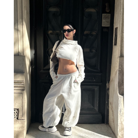 Pantalon con ojalillos metálicos