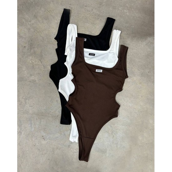 Body Hassie con recortes laterales Body Hassie con recortes laterales