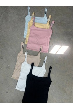 Top Yerin con etiqueta en breteles