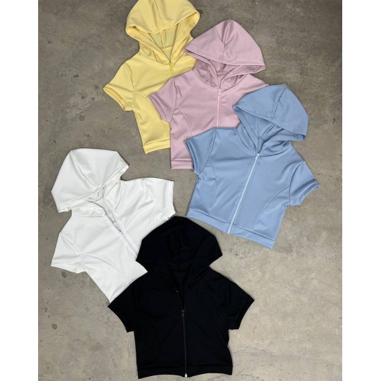 Remera Eira con cierre y capucha Remera Eira con cierre y capucha