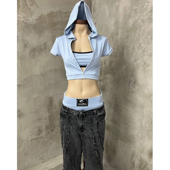 Remera Eira con cierre y capucha Remera Eira con cierre y capucha